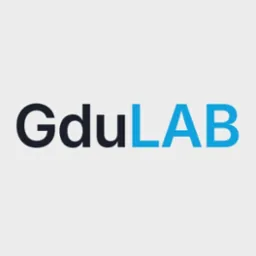 Logo firmy GduLAB na jasnoszarym tle. Nazwa pisana czcionką bezszeryfową, gdzie 'Gdu' jest w kolorze ciemnografitowym, a 'LAB' w kolorze jasnoniebieskim.