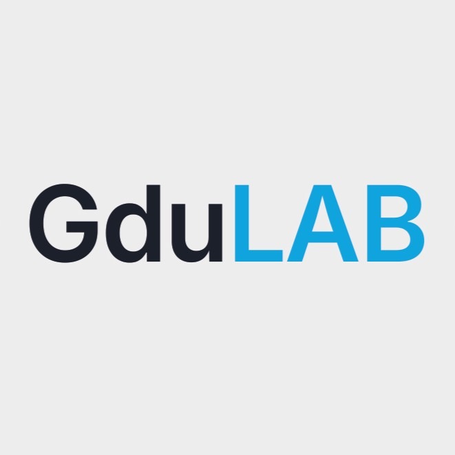 Logo firmy GduLAB na jasnoszarym tle. Nazwa pisana czcionką bezszeryfową, gdzie 'Gdu' jest w kolorze ciemnografitowym, a 'LAB' w kolorze jasnoniebieskim.