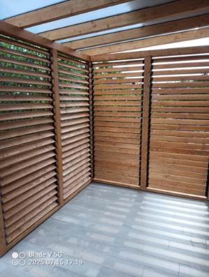 Zabudowa z ruchomych deseczek Shutters