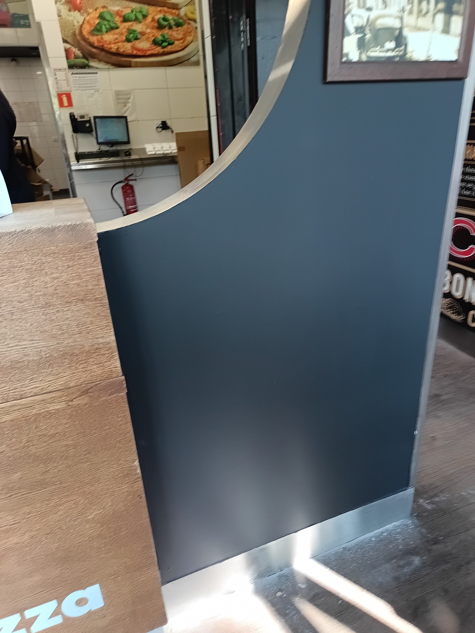 Malowanie ścian w pizzerii