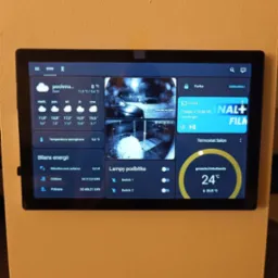 Panel sterowania inteligentnym domem w Subkowach: monitoring, termostat, bilans energii. Widoczne kamery i ustawienia oświetlenia.