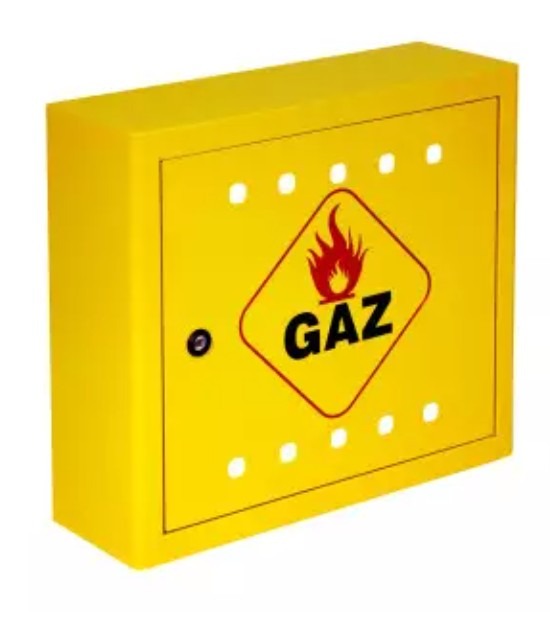 Żółta szafka gazowa z symbolem płomienia i napisem 'GAZ', widoczny zamek i otwory wentylacyjne. Szafka przeznaczona do montażu instalacji gazowej.
