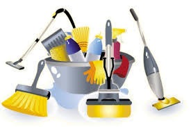 Zestaw narzędzi do sprzątania: wiadro, zmiotki, mop, odkurzacz, ściereczki i rękawice, na białym tle, w jasnej, pastelowej kolorystyce.