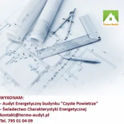 Plan architektoniczny z narzędziami kreślarskimi: cyrkiel, linijka, ołówek, zwinięte plany. Logo firmy w prawym górnym rogu. Precyzja i planowanie w budownictwie.