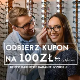 Uśmiechnięta kobieta w czarnych okularach, dopasowywanych przez optyka, na tle ekspozycji oprawek. Oferta: kupon 100 zł i darmowe badanie wzroku.