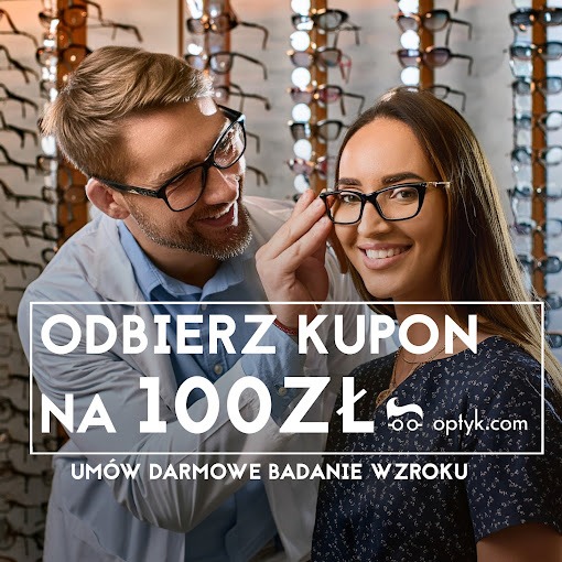 Uśmiechnięta kobieta w czarnych okularach, dopasowywanych przez optyka, na tle ekspozycji oprawek. Oferta: kupon 100 zł i darmowe badanie wzroku.