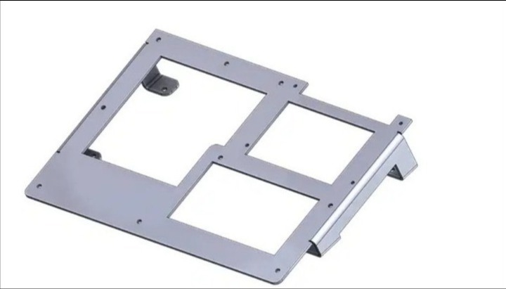 Szara, metalowa płyta z otworami i wspornikami, widok z perspektywy. Model 3D konstrukcji stalowej z otworami montażowymi i kątowymi wzmocnieniami.