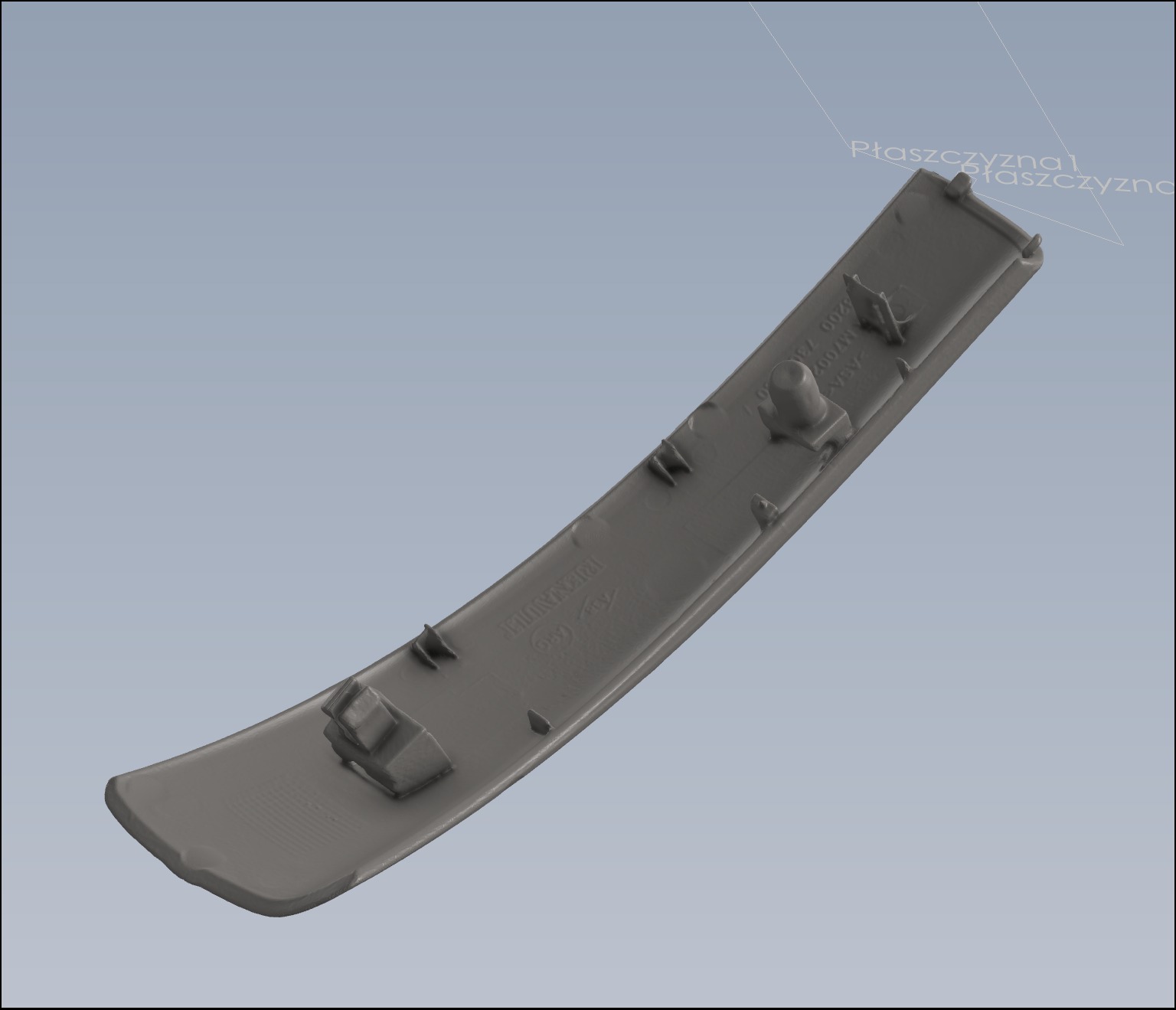 Szary model 3D listwy samochodowej Renault, widok od spodu z mocowaniami. Widoczne napisy i oznaczenia na elemencie. Prezentacja detali konstrukcyjnych.