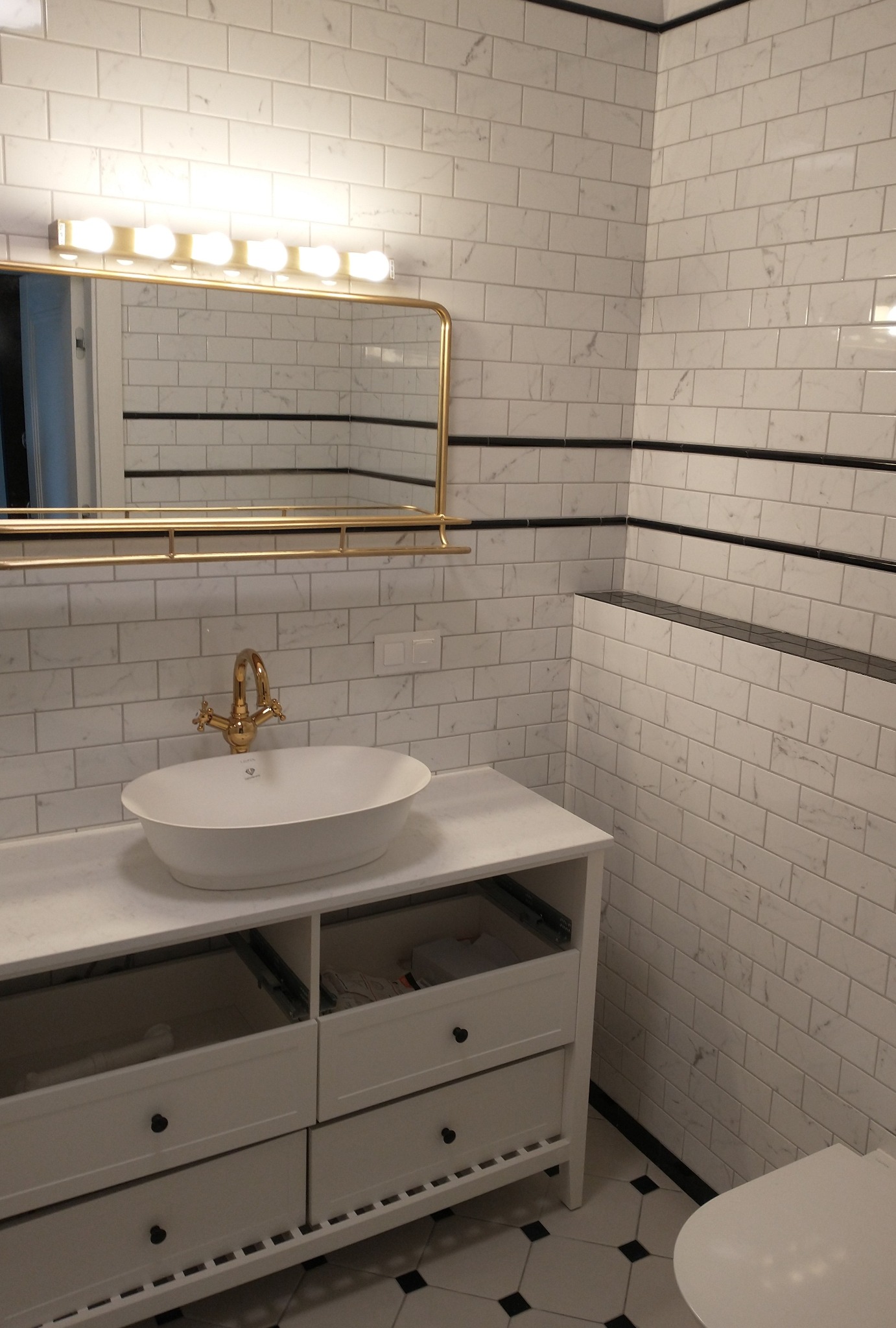 Montaż płytek w niestandardowych rozmiarach, biały montaż