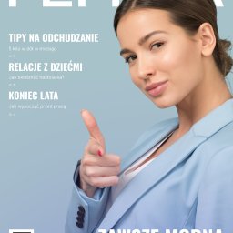 Artur Małowiejski - Usługi Graficzne - Okładka magazynu 'Femina' z kobietą w błękitnym żakiecie, wskazującą palcem. Tytuły artykułów: 'Tipy na odchudzanie', 'Relacje z dziećmi', 'Koniec lata', 'Zawsze modna'.