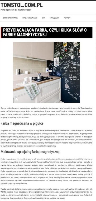 Kuchnia z ścianą pomalowaną farbą magnetyczną, pokrytą napisami kredą. Na blacie białe naczynia, ekspres do kawy. Artykuł na stronie tomstol.com.pl.