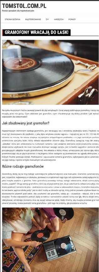 Kobieta siedzi na podłodze, trzyma płyty winylowe obok gramofonu. Widok z góry na dywan, parkiet i sprzęt audio. W tle fragment tekstu o gramofonach.