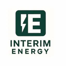 Logo Interim Energy: biała litera 'E' z symbolem błyskawicy w zielonym zaokrąglonym kwadracie, nad nazwą firmy w kolorze zielonym.