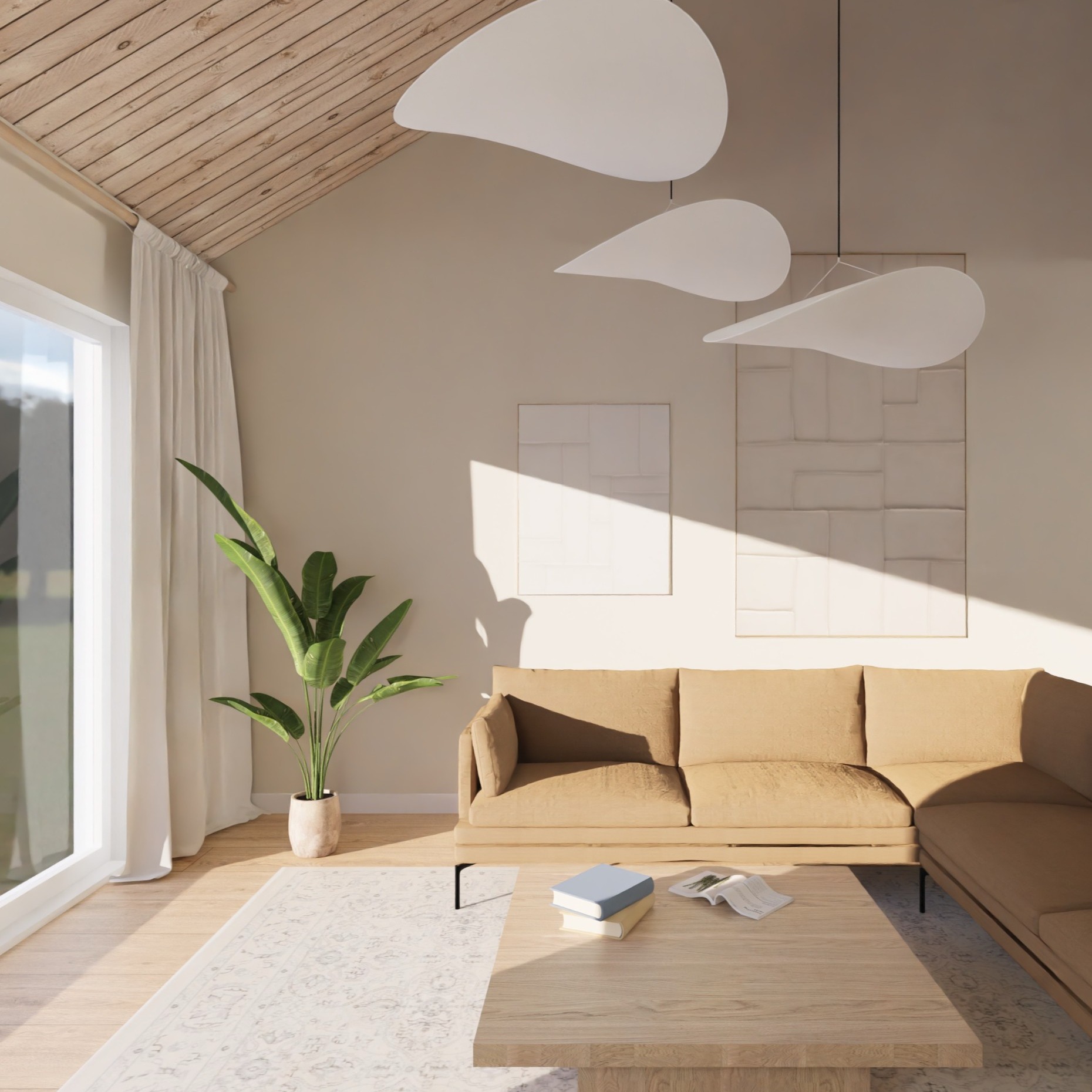 Jasny salon z drewnianym sufitem, beżową sofą i oryginalnym oświetleniem. Na stoliku leżą książki i gazeta. W rogu stoi duża roślina doniczkowa.