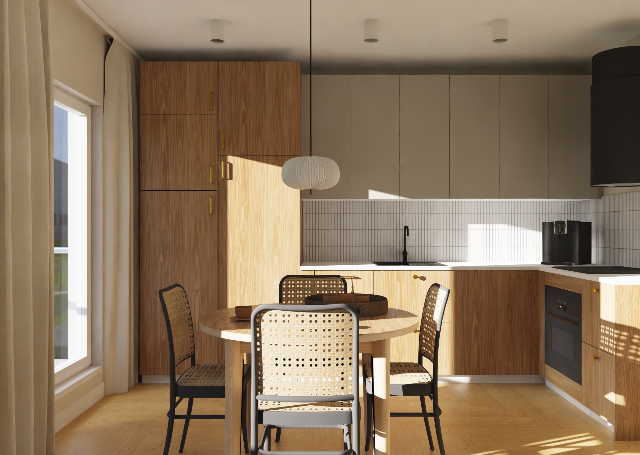 Jasna kuchnia z drewnianymi szafkami i okrągłym stołem z krzesłami z rattanowym siedziskiem. Promienie słońca wpadają przez okno.