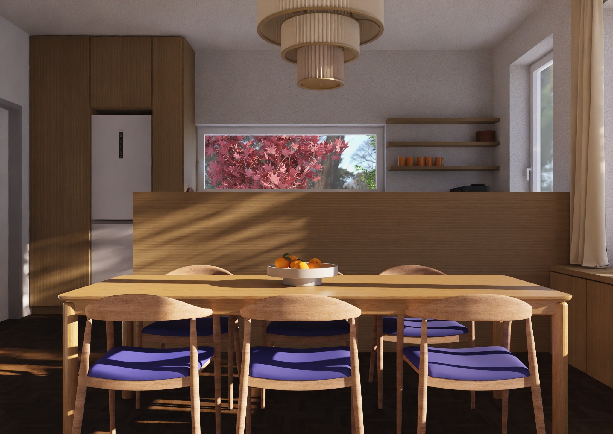 Jasna jadalnia w minimalistycznym stylu: drewniany stół z fioletowymi krzesłami, owoce w misie, okno z widokiem na drzewo i designerska lampa.