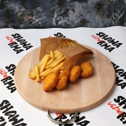LESZEK ŚWIĘCH TWÓJ FOTOGRAFIK - Frytki i nuggetsy na drewnianej desce, na tle z logo 'Shawarma Vibe'. Produkt sfotografowany z góry, w jasnym oświetleniu, ukazujący detale tekstury jedzenia.