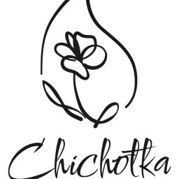 LESZEK ŚWIĘCH TWÓJ FOTOGRAFIK - Eleganckie logo pracowni artystycznej z motywem kwiatowym i nazwą 'Chichotka' w odręcznym stylu, umieszczoną nad napisem 'Pracownia Art.'. Minimalistyczny design w czerni i bieli.