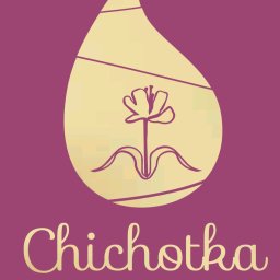 LESZEK ŚWIĘCH TWÓJ FOTOGRAFIK - Złoty logotyp 'Chichotka PRACOWNIA ART.' na fioletowym tle. Logo przedstawia stylizowaną kroplę z kwiatem w środku. Elegancki font.