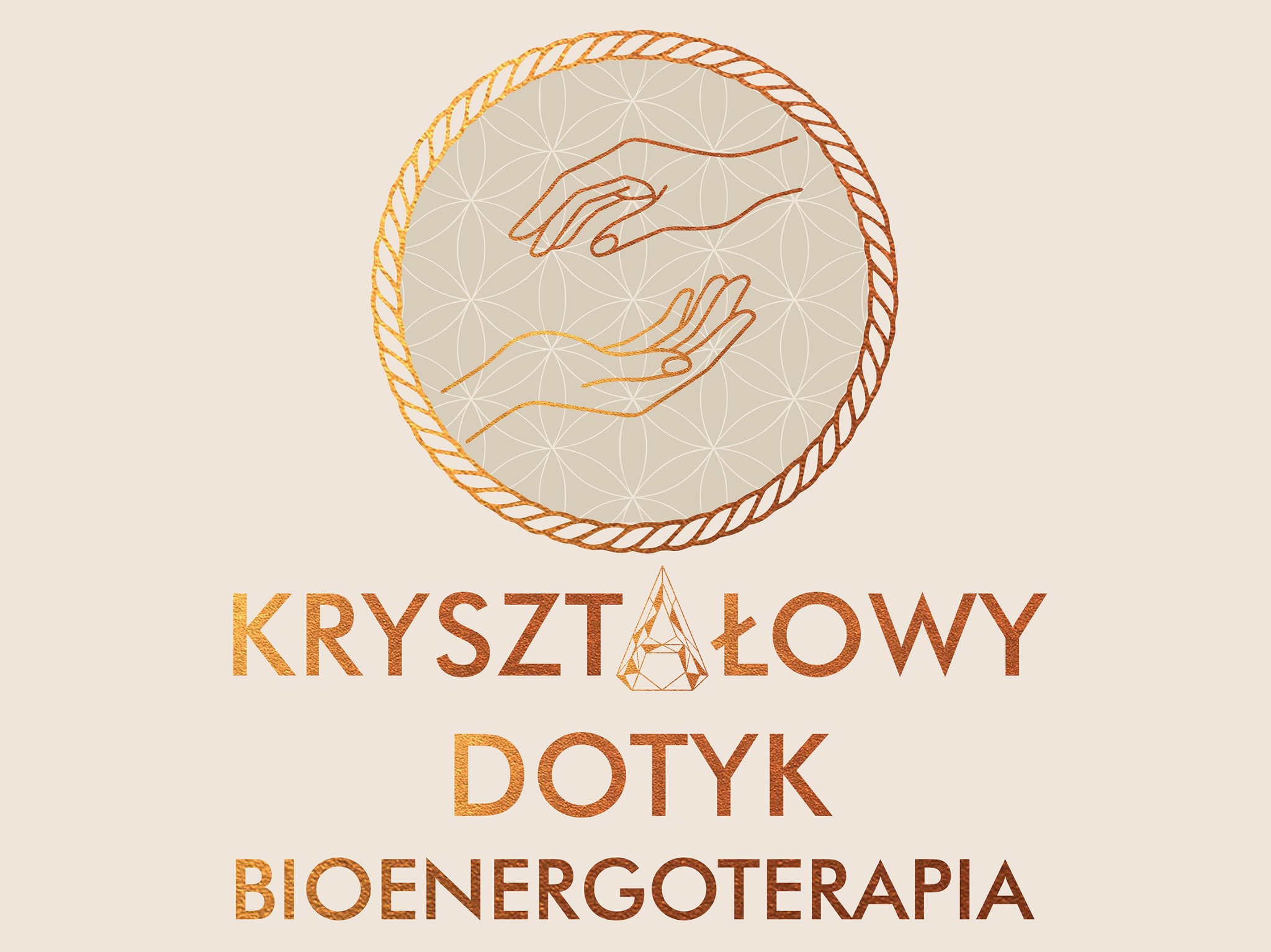 Złoty logotyp: dwie dłonie w okręgu z ornamentem, napis 'Kryształowy Dotyk Bioenergoterapia' z kryształem w literze A, na beżowym tle.