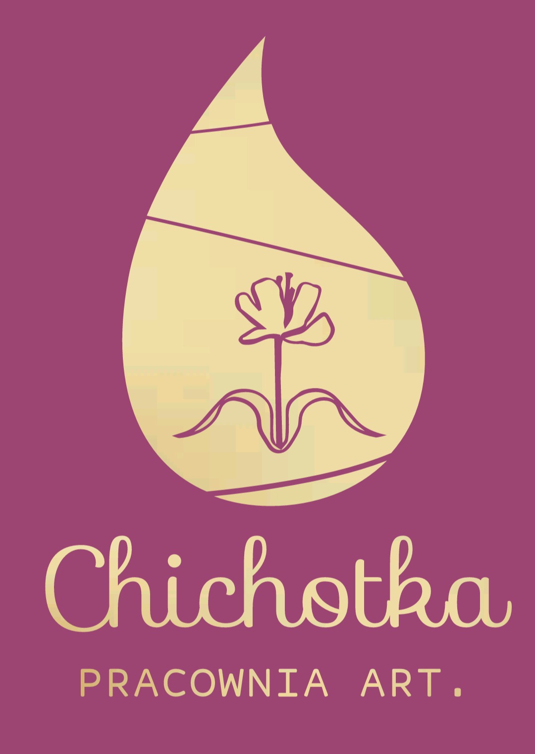 Złoty logotyp 'Chichotka PRACOWNIA ART.' na fioletowym tle. Logo przedstawia stylizowaną kroplę z kwiatem w środku. Elegancki font.