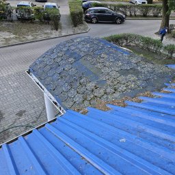 Mycie daszków wiatrołpapów klatek schodowych