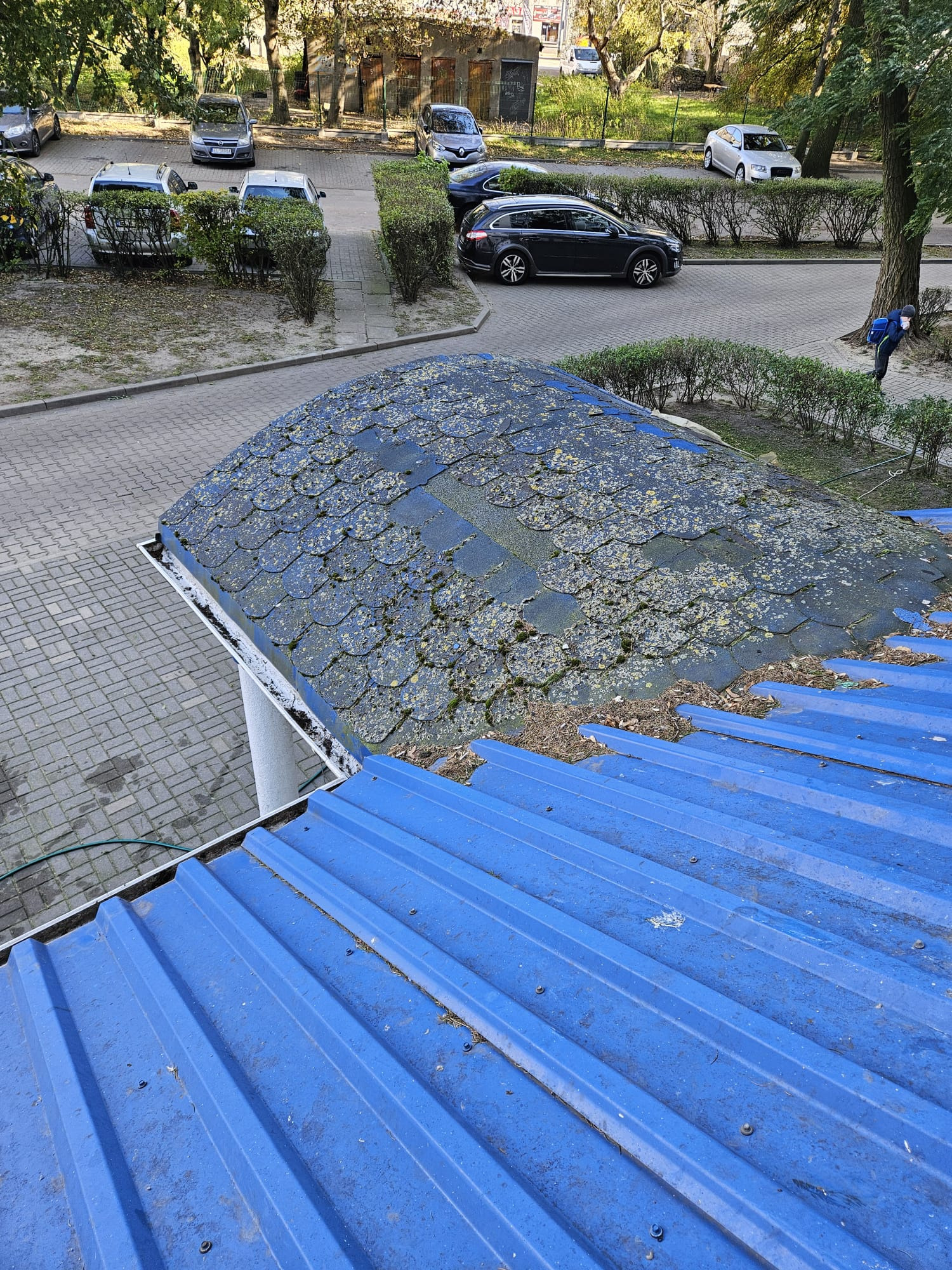 Mycie daszków wiatrołpapów klatek schodowych