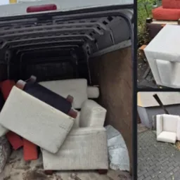 Fotele i poduszki w furgonetce oraz na chodniku, gotowe do transportu lub wywozu. Widoczne elementy tapicerowane w różnych kolorach i kształtach.