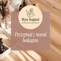 Zestaw do sprzątania: ściągaczka, szczotka, ręcznik papierowy, spryskiwacz, ściereczki w organizerze na drewnianej podłodze. Hasło: Pożegnaj z nami bałagan.