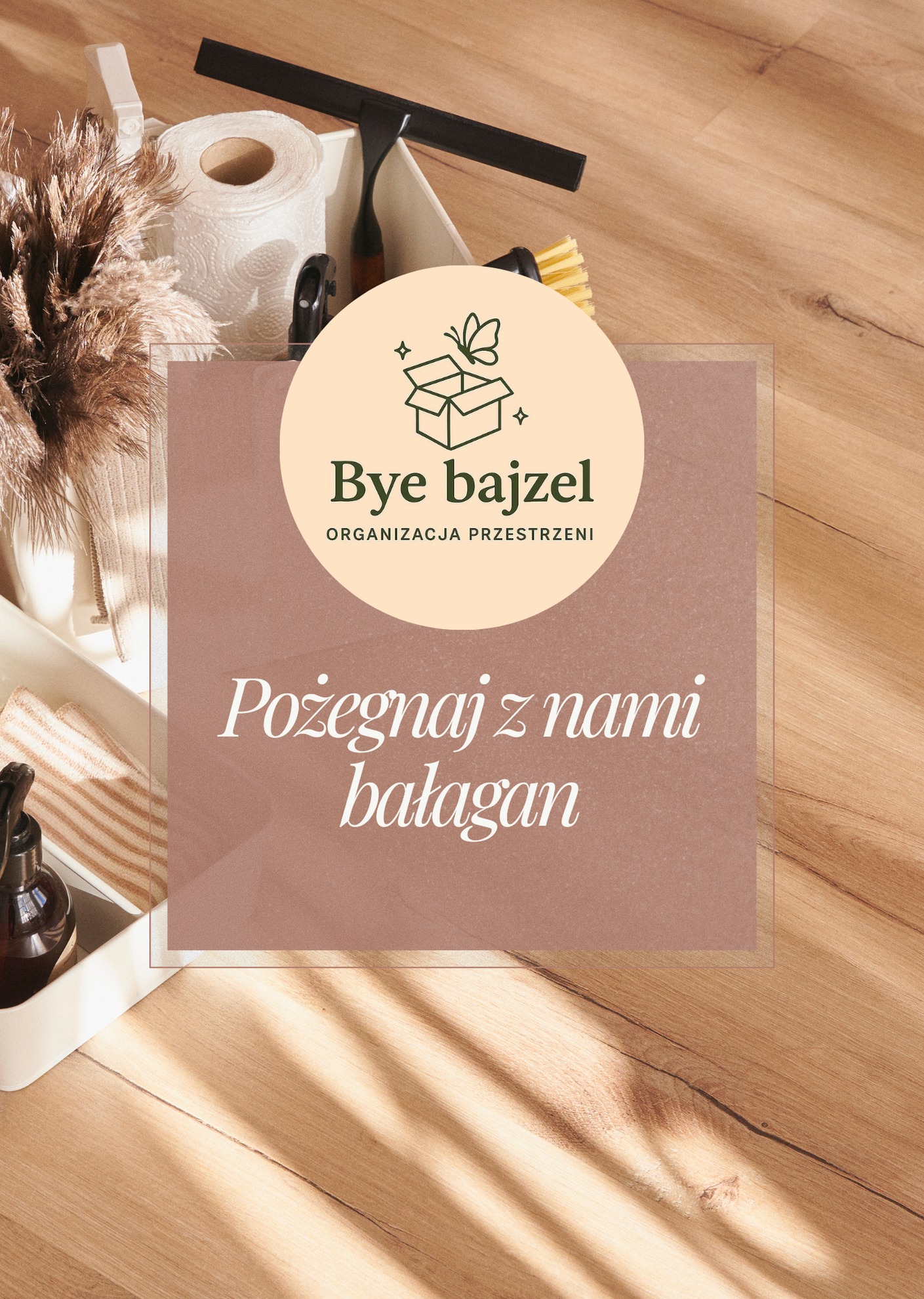 Zestaw do sprzątania: ściągaczka, szczotka, ręcznik papierowy, spryskiwacz, ściereczki w organizerze na drewnianej podłodze. Hasło: Pożegnaj z nami bałagan.