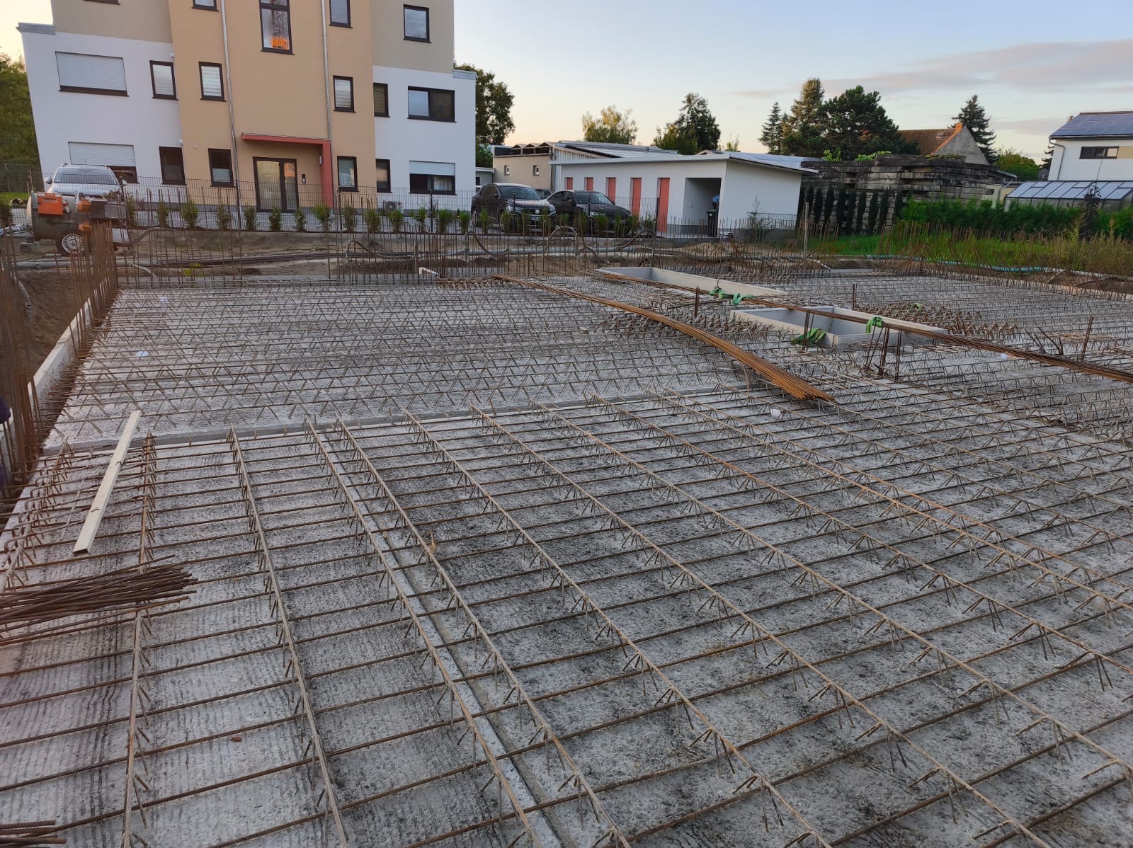 Siatka zbrojeniowa na betonowej płycie fundamentowej w Kołobrzegu. Widoczne elementy konstrukcyjne i przygotowanie do dalszych prac budowlanych.