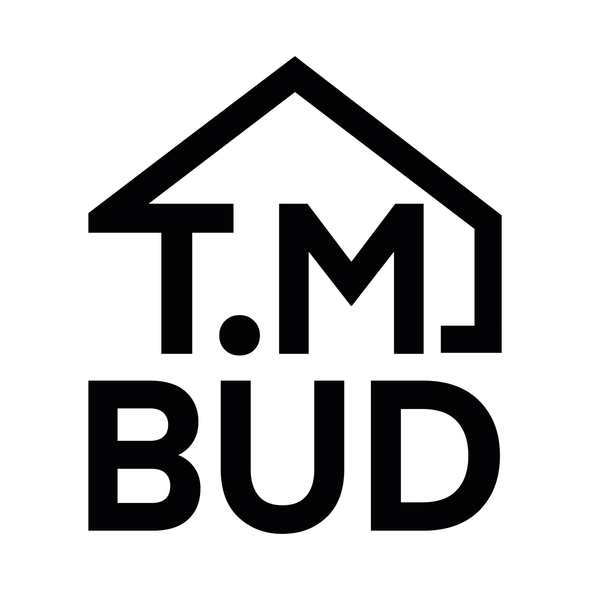 Minimalistyczne, czarno-białe logo firmy budowlanej: T.M. BUD z symbolem dachu domu nad napisem. Prosty, nowoczesny design.