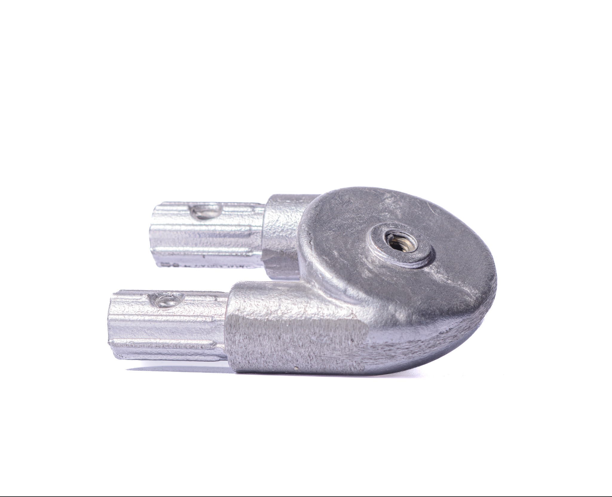 Precyzyjnie obrobiony, srebrzysty metalowy element z gwintem, leżący na białym tle. Widoczne detale obróbki i charakterystyczny kształt z dwoma cylindrycznymi wypustkami.