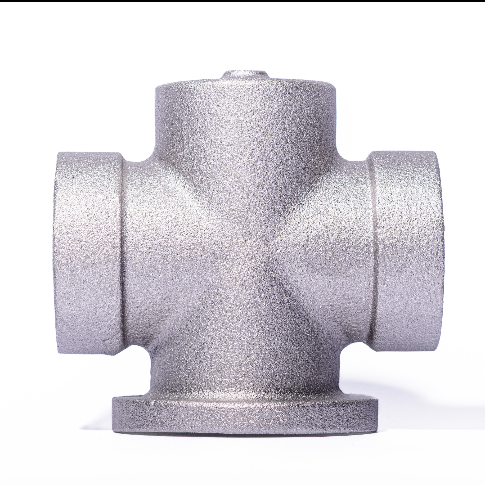 Szlifowany, metalowy krzyżak rurowy o szorstkiej fakturze, ustawiony centralnie na białym tle. Widoczne ślady obróbki.