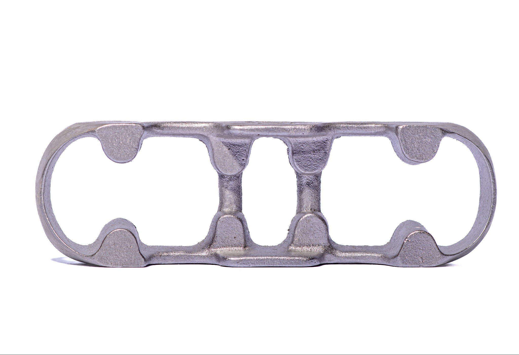 Szlifowany, metalowy odlew z trzema otworami, prawdopodobnie element konstrukcyjny lub uchwyt, sfotografowany na białym tle w studio.