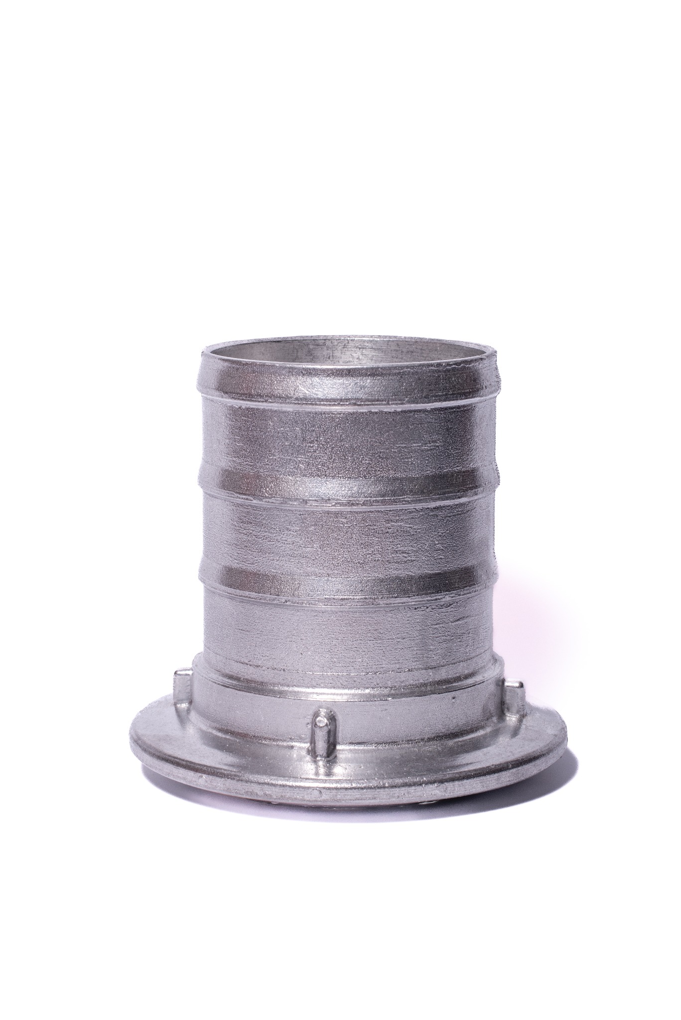 Szlifowany, metalowy element z kołnierzem na białym tle. Widoczne ślady obróbki. Metalowy element z rowkami i wypustkami. Srebrny odcień.