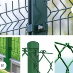 Zielone ogrodzenie panelowe z bliska, mocowane do słupka za pomocą metalowych obejm. Widoczne fragmenty różnych typów ogrodzeń.