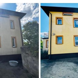 Czysta hata - Zdjęcie 'przed i po' mycia elewacji budynku. Po lewej brudna elewacja, po prawej czysta, żółta elewacja. Widoczne okna z brązowymi ramami i fragment nieba.