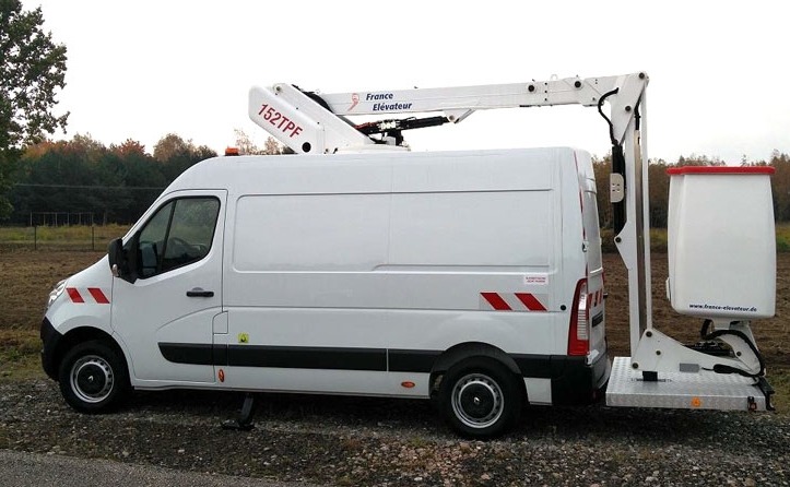 Biały furgon z podnośnikiem koszowym France Elevateur 152TPF zaparkowany na zewnątrz, widok z boku, z wysuniętym ramieniem i koszem. Stabilizatory wysunięte.