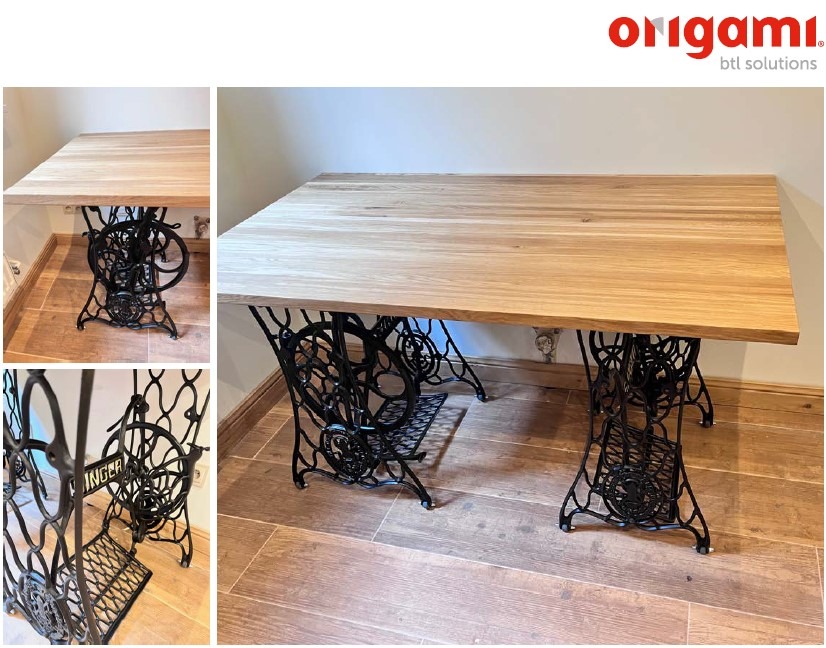 Stół z blatem z jasnego drewna na żeliwnych nogach od maszyny do szycia Singer, na podłodze z paneli. Widok z przodu i zbliżenie na detal nogi z napisem.