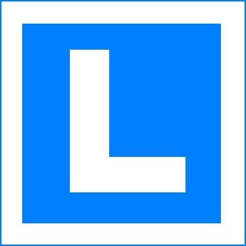 Niebieski kwadrat z białą literą L i białą ramką, symbol nauki jazdy.