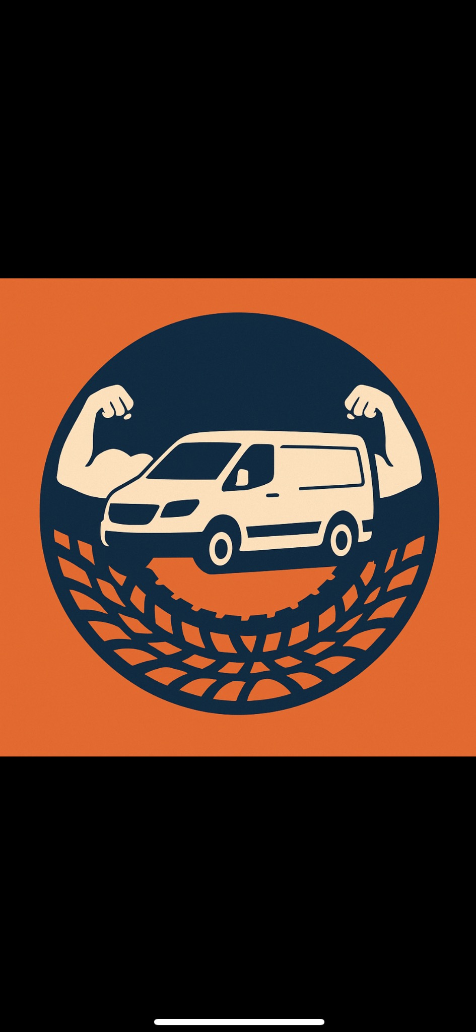 Grafika: biały van w granatowym okręgu, otoczony bicepsami i śladami opon na pomarańczowym tle. Symbolizuje siłę i transport.