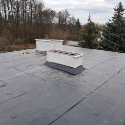 zdjęcie 3 przyklejenie papy samoprzylepnej i zakołkowanie jej wraz ze styropianem