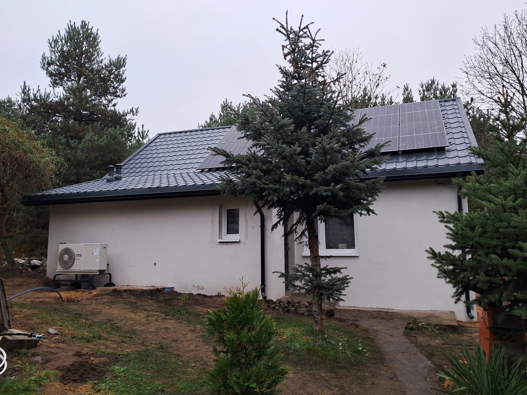 Zdjęcia budynku po wymianie pokrycia dachowego i termomodernizacji oraz montażu instalacji fotowoltaicznej