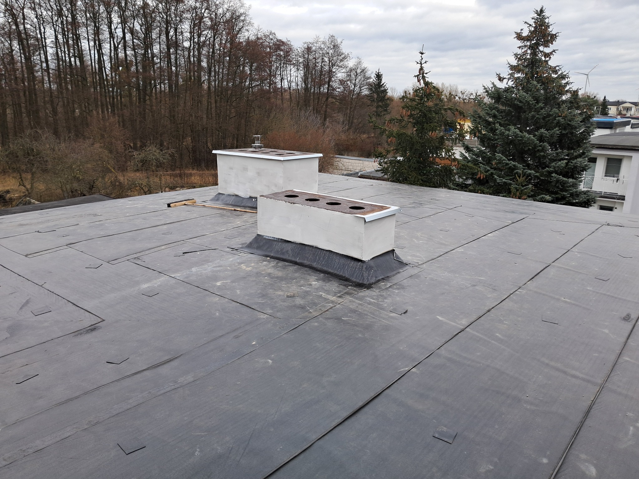 zdjęcie 3 przyklejenie papy samoprzylepnej i zakołkowanie jej wraz ze styropianem