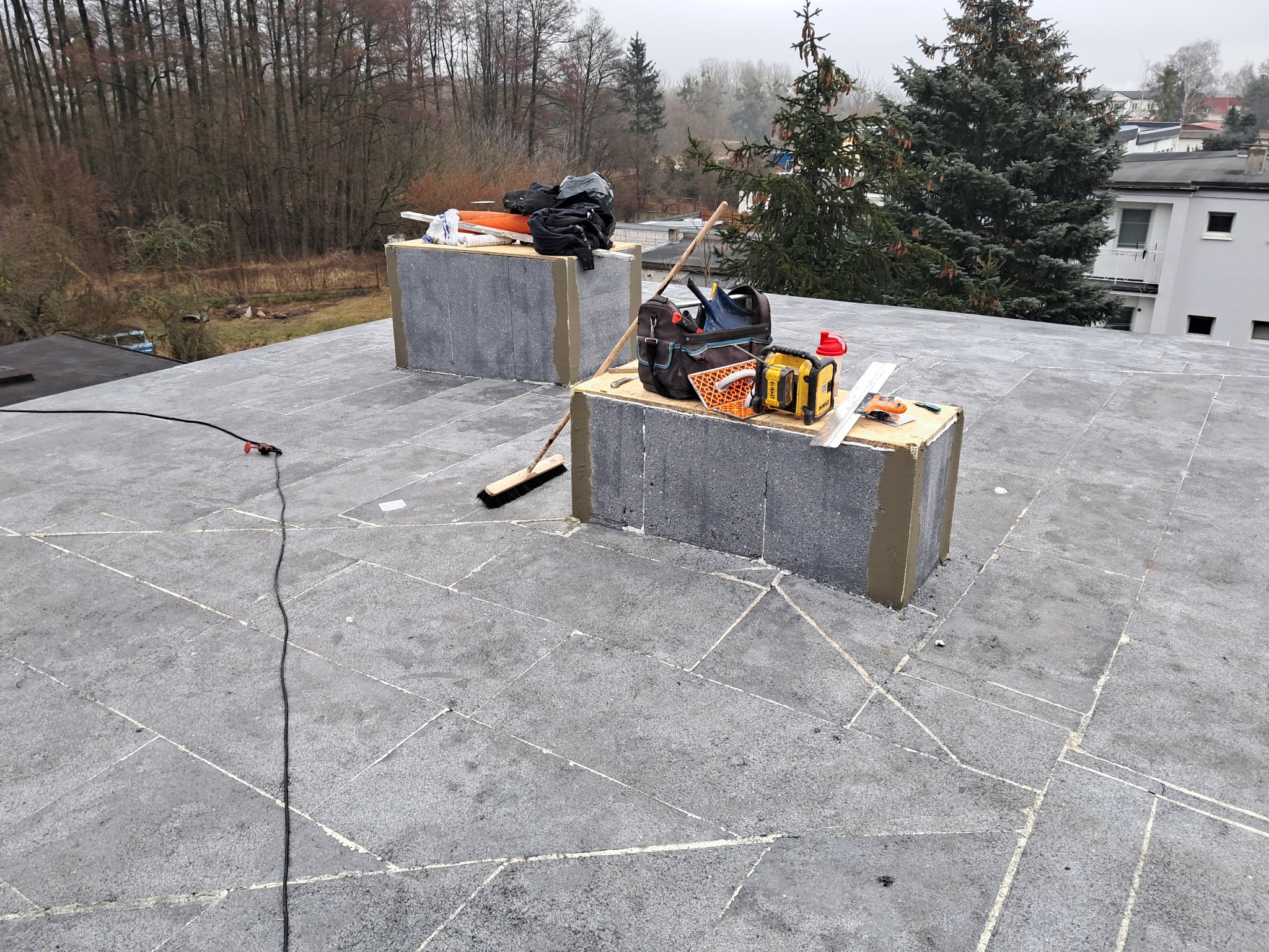 zdjęcie 2 przyklejenie styropianu EPS 100 20cm i tarowanie, przygotowane pod papę samoprzylepną