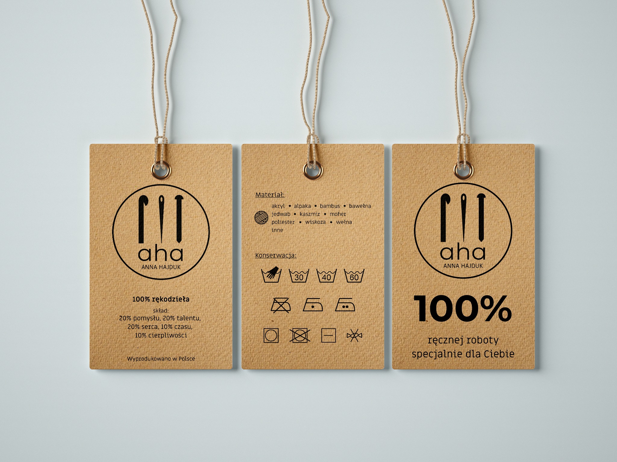 Trzy kartonowe etykiety z logo i informacjami o produkcie rękodzielniczym: skład, konserwacja, hasło '100% ręcznej roboty specjalnie dla Ciebie'.