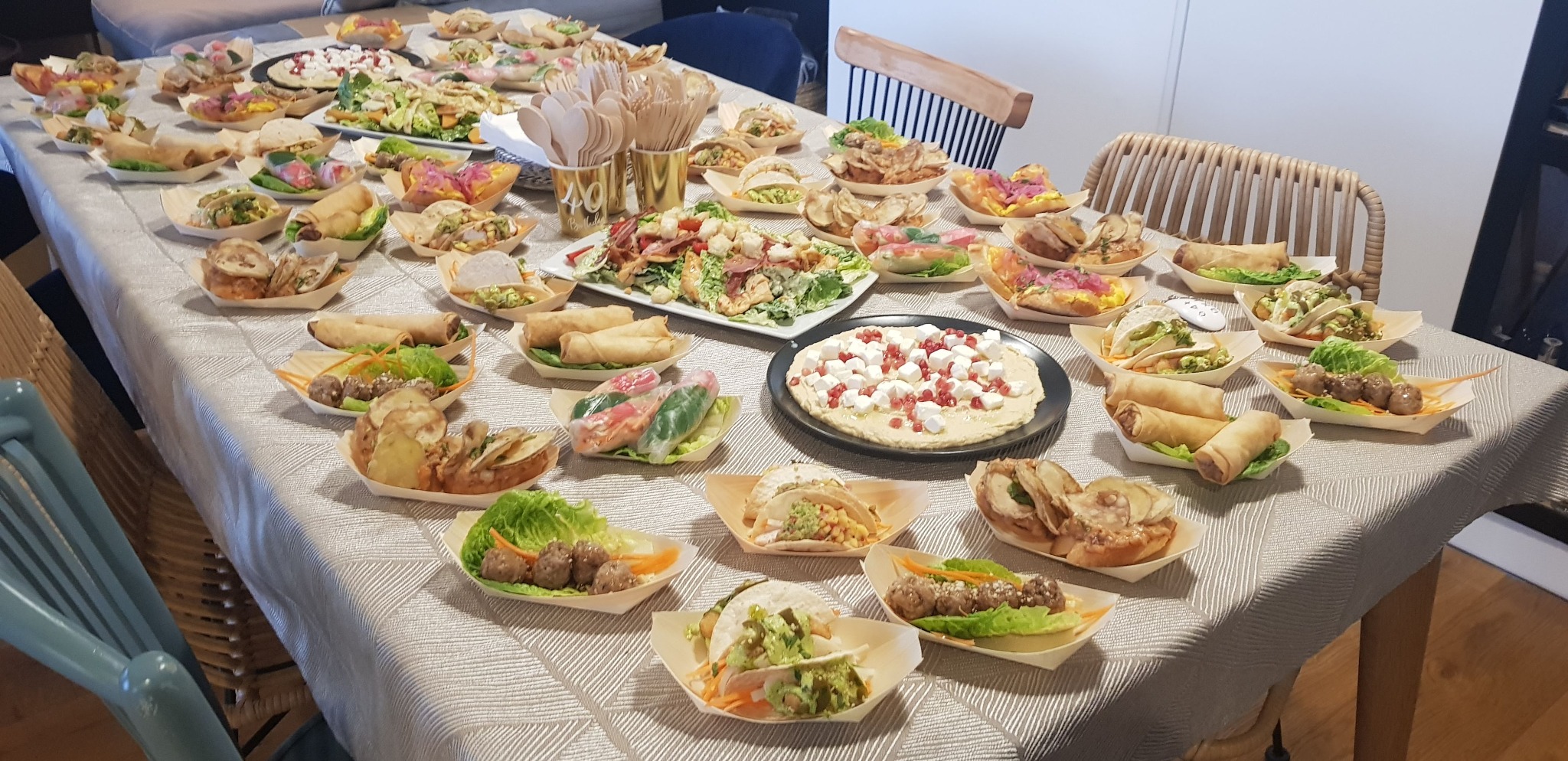 Catering typu tapas na imprezę urodzinową.