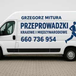 Biały bus z niebieskim napisem 'Grzegorz Mitura Przeprowadzki' i numerem telefonu, sylwetką osoby niosącej paczkę. Reklama firmy na pojeździe.
