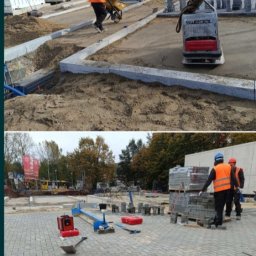Przedsiębiorstwo Robót Drogowo-Budowlanych BuildVision Group Jacek Kryś - Prace brukarskie w toku: robotnik z taczką, ubijarka, palety kostki. Część terenu wyłożona kostką, widoczne narzędzia i materiały budowlane.